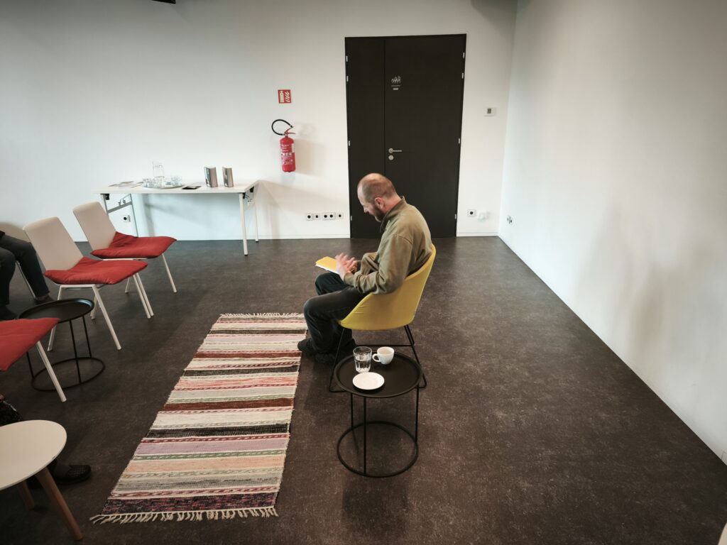 NA KAFÍČKO DO KNIHOVNY